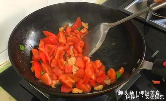 做疙瘩汤时,别再用水和面了!如此做,疙瘩爽滑筋道,吃不够