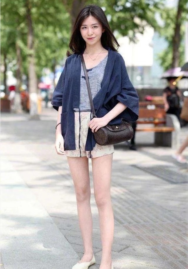 街拍：小姐姐灰色背心外面配上深蓝色外套，时尚，洋气