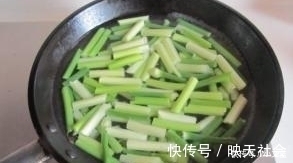 炒蒜苔直接下油锅？原来之前都做错了，难怪蒜苔发柴又不入味