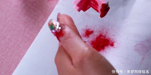 不容错过的丝绒格子美甲教程