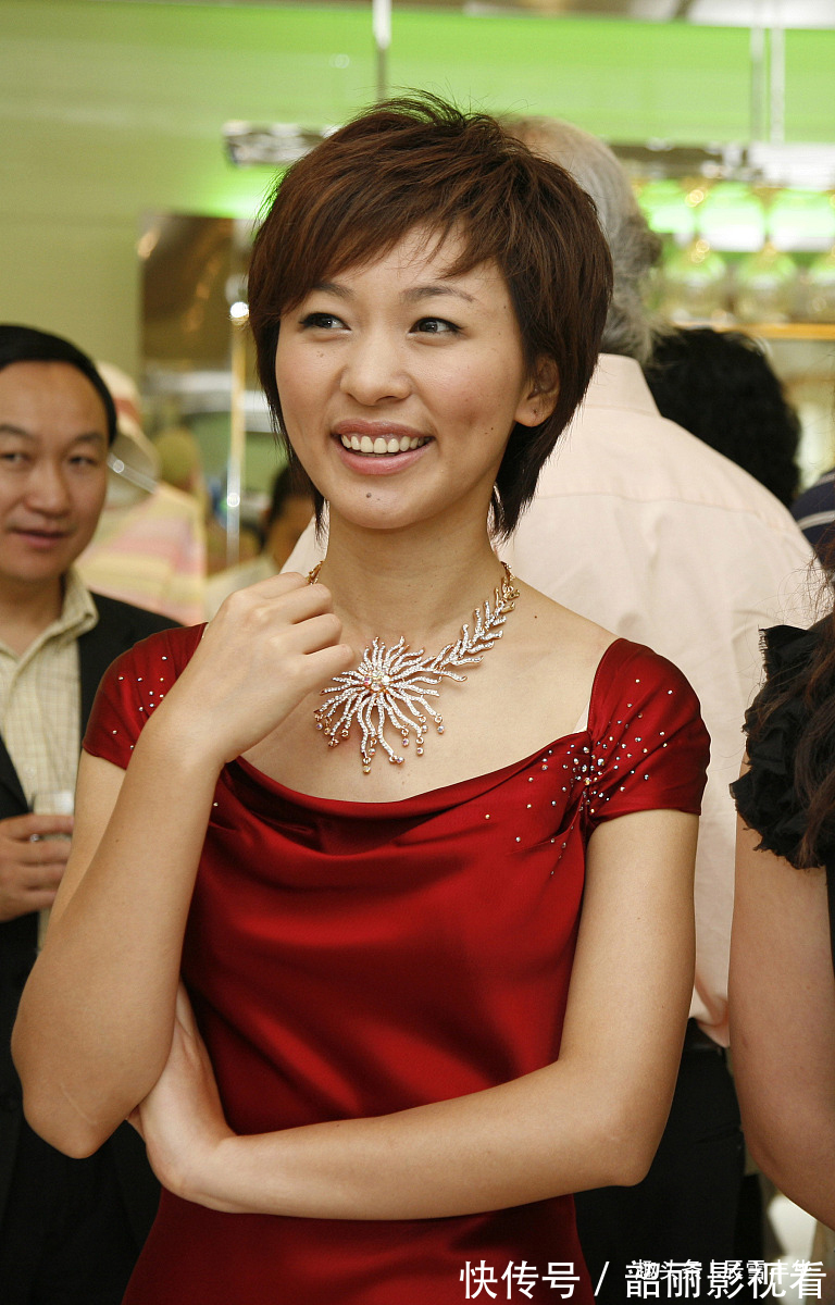 造型|欧阳夏丹穿红“礼服裙”真漂亮,单肩领口露出项链,配短发好甜美