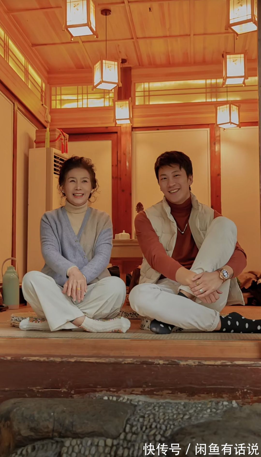 惊艳 65岁阿姨才不扮嫩,和1米9儿子穿亲子装出游太惊艳,我也不怕老了