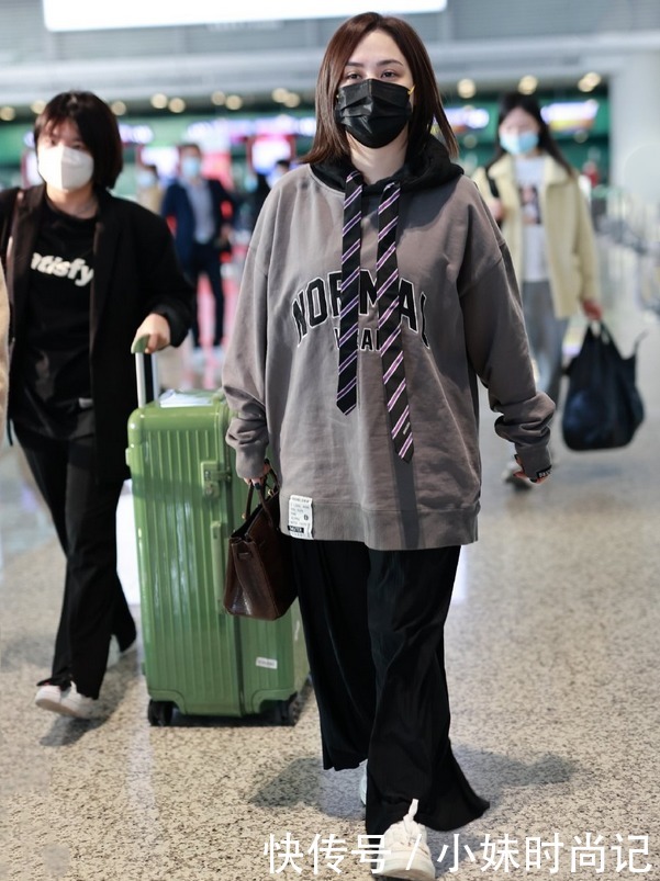 阿娇太会“玩”了!穿男友风卫衣巧用领带当抽绳,真是显瘦又洋气