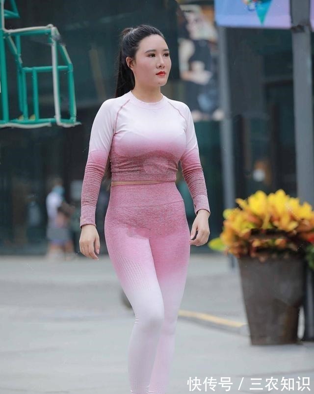 丰腴 丰腴紧致的瑜伽裤美女,显得风度翩翩,高雅气质!