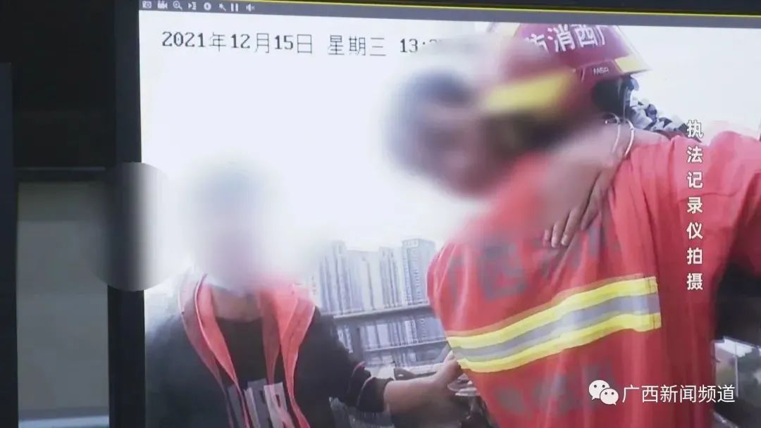 轻生|女子爬26楼欲轻生，女警充当“妈妈”将其劝回