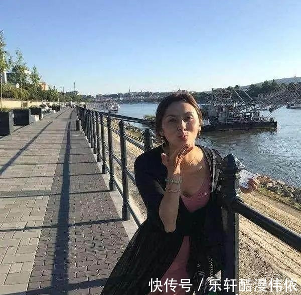 天才少女|同比自己大30多岁师姐合影!全红婵手指有特点,绿乌龟意外抢镜