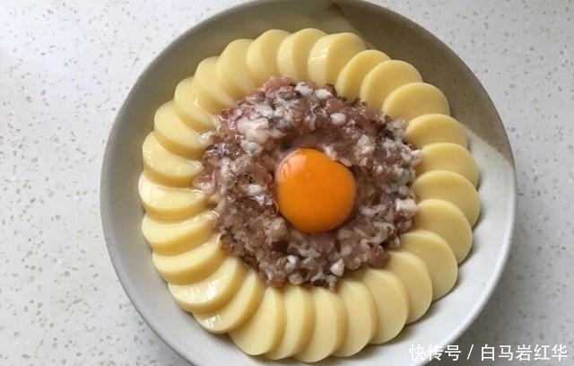 鸡蛋豆腐蒸肉末,简单蒸一下鲜嫩入味,大人小孩都爱吃