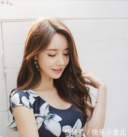 魅力十足的紧身裙美女,即使“腿粗”也难不倒