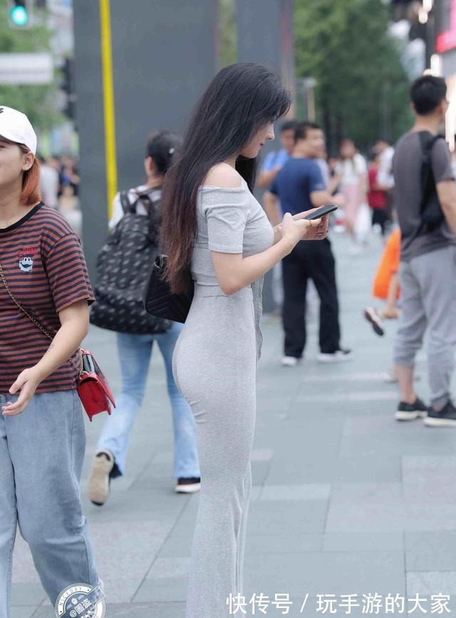 曼妙 慵懒随意的瑜伽裤穿搭展现纯粹的美感，让身材曼妙多姿，清凉舒爽！