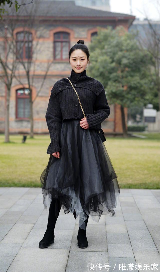 小黑裙 毛衣下面不一定搭裤子,今年流行“毛衣+半身裙”,优雅显高级