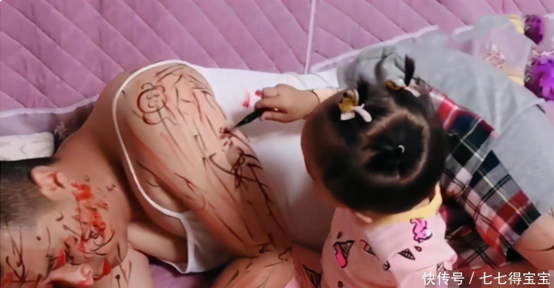 作画|3岁萌娃在爸爸背上作画,手艺精湛连猫都看傻,网友:幸亏是女儿