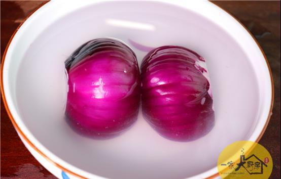 搅拌均匀|洋葱不要凉拌了，淋入两个鸡蛋，连吃一周都不腻