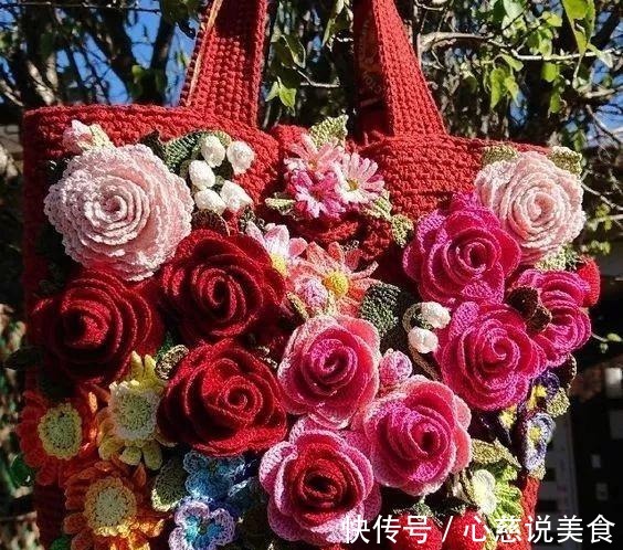 包包$55款超美的钩花包包,只要会钩不同的花,拼缝在一起,就能做出