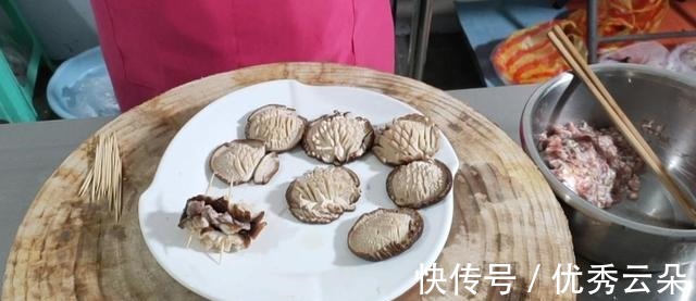 大厨教你，用几个香菇做赛鲍鱼，非常好吃！