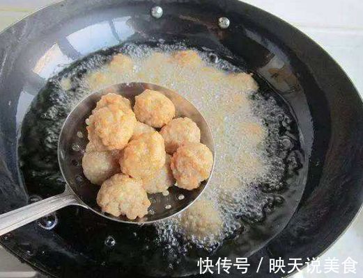 40年火夫不管什么丸子，油炸时多加“这1步”，丸子又香又脆