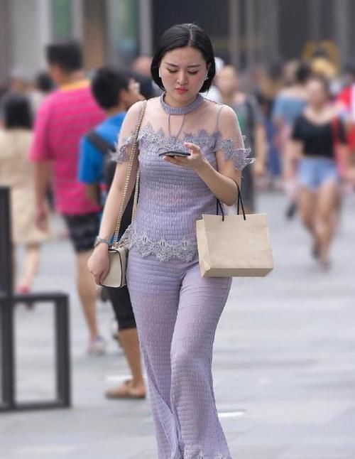 百褶裤 瑜伽裤的穿搭让你化身鬼马精灵，没有多余的点缀，温柔如水