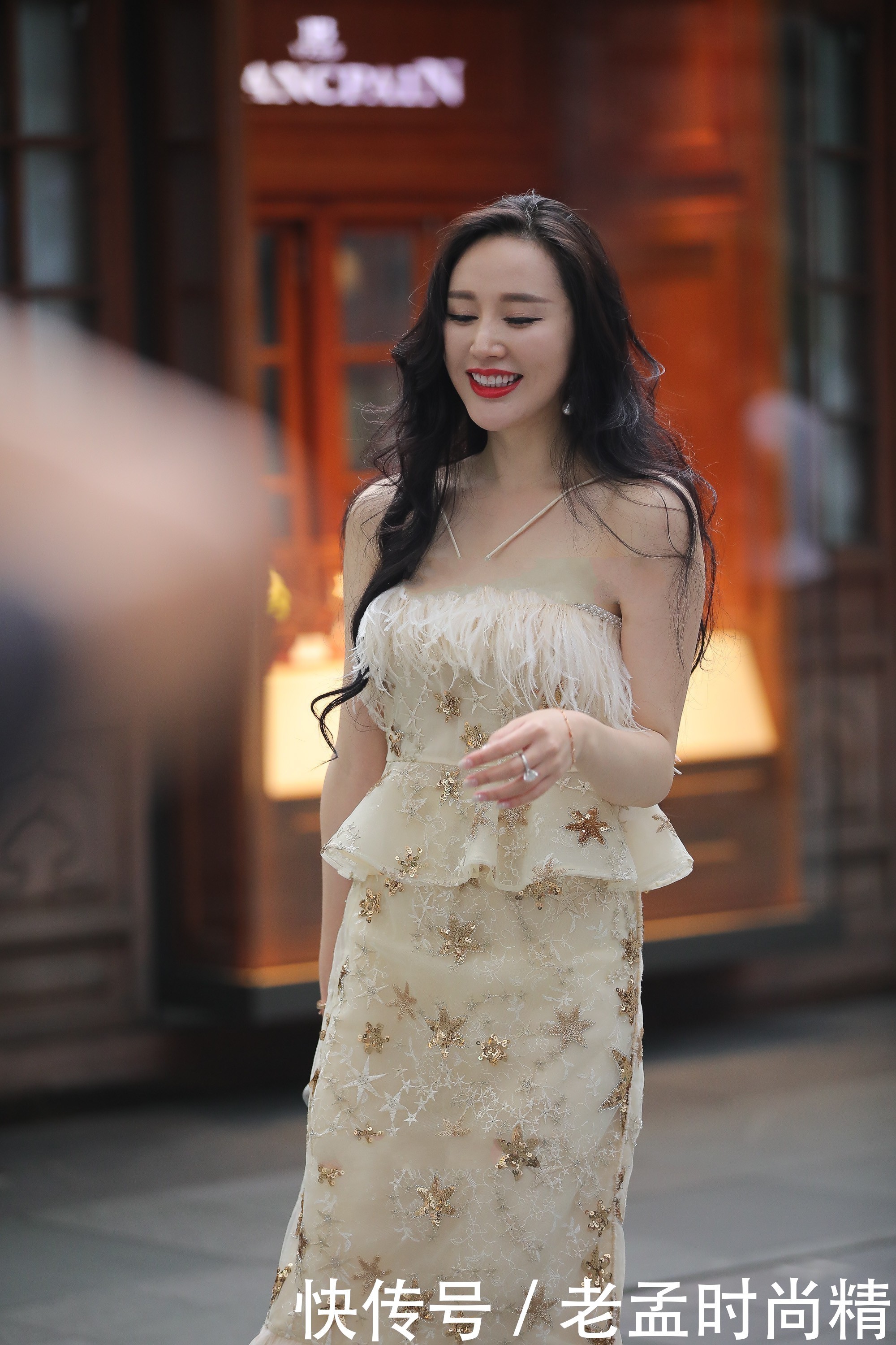 裙子|街拍:独特设计两根带子“挂”在脖子上,时尚款裙子,显优美曲线