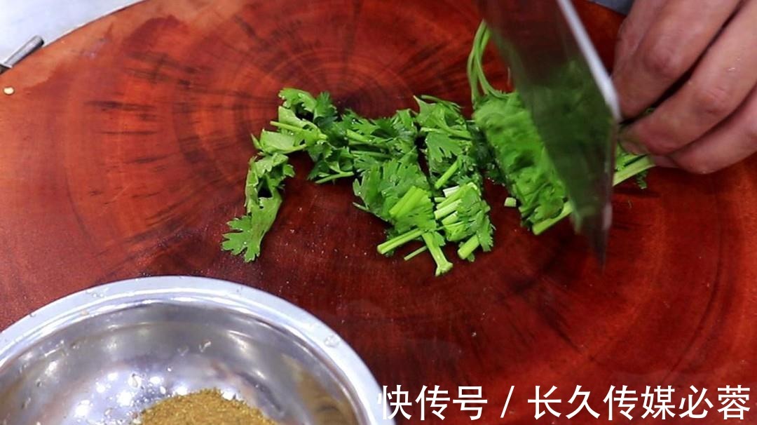 小米椒|比烤肉还好吃的孜然土豆片，香辣软糯，开胃又下饭，一盘不够吃