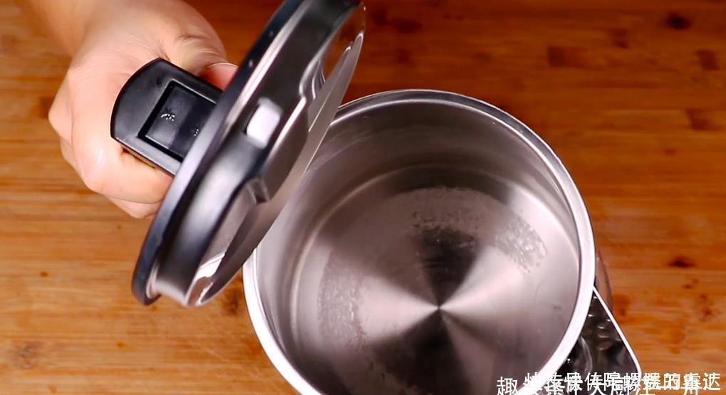 不管水壶水垢多厚，大厨教你一招，水垢快速去除，方便又卫生