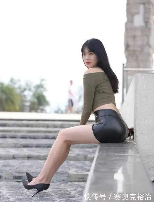 皮裤|深绿色一字肩上衣，搭配黑色小皮裤，时尚好看还很有成熟女人味