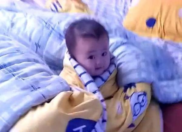 动画片|妈妈边上睡觉,“萌娃”自己看电视,最后这小表情“亮”了