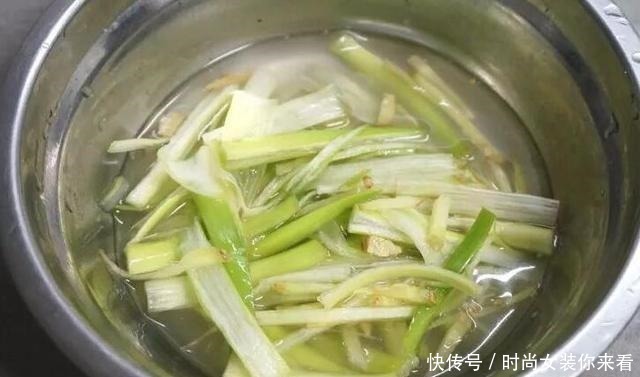 调肉馅饺子时,这两种食材缺一不可,饺子鲜嫩多汁,香而不柴