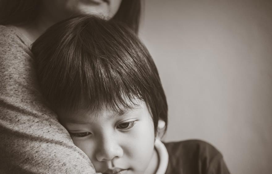 区别|一言不合就哭的孩子,和憋着不哭的孩子,长大区别体现在三大方面