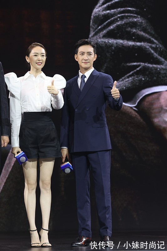 衬衫|童谣气质一般人真比不了，基础款白衬衫搭配黑裤子，气场强大