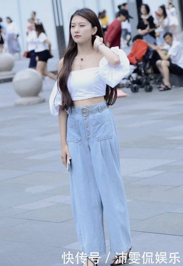 牛仔裤|白色抹胸装搭配泡泡袖,装嫩能力一流,搭配上宽松牛仔裤休闲时尚