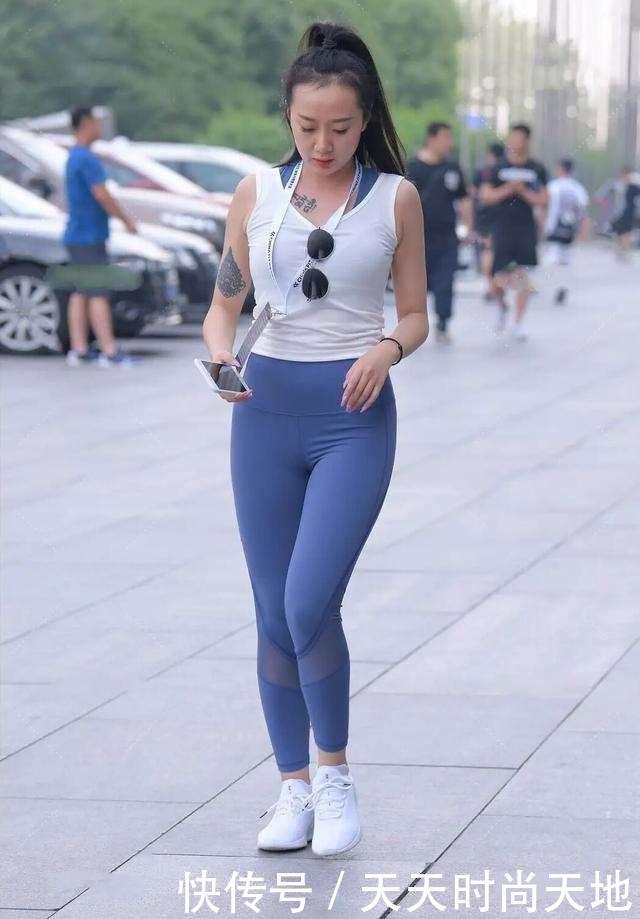白色|华丽典雅的打底裤穿搭既时髦又有腔调,打造简约的时尚,青春活力