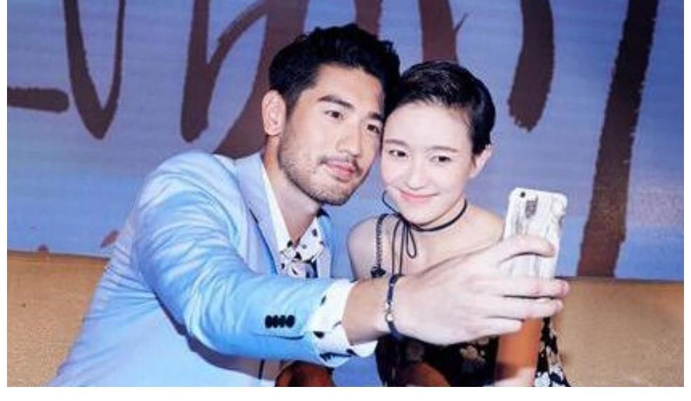 记者|主持人华少变身记者报道台风，在现场淋雨播报，遭到网友调侃降级