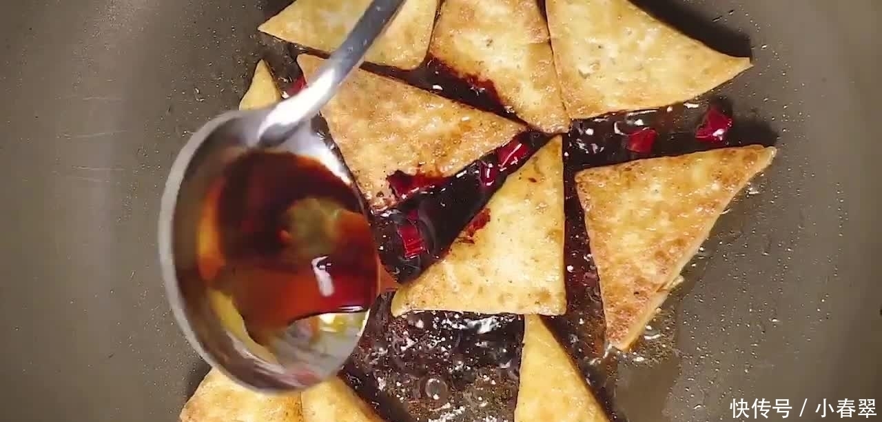 韭菜烧豆腐，媳妇的拿手家常菜，清香味美百吃不厌，春节过后吃！