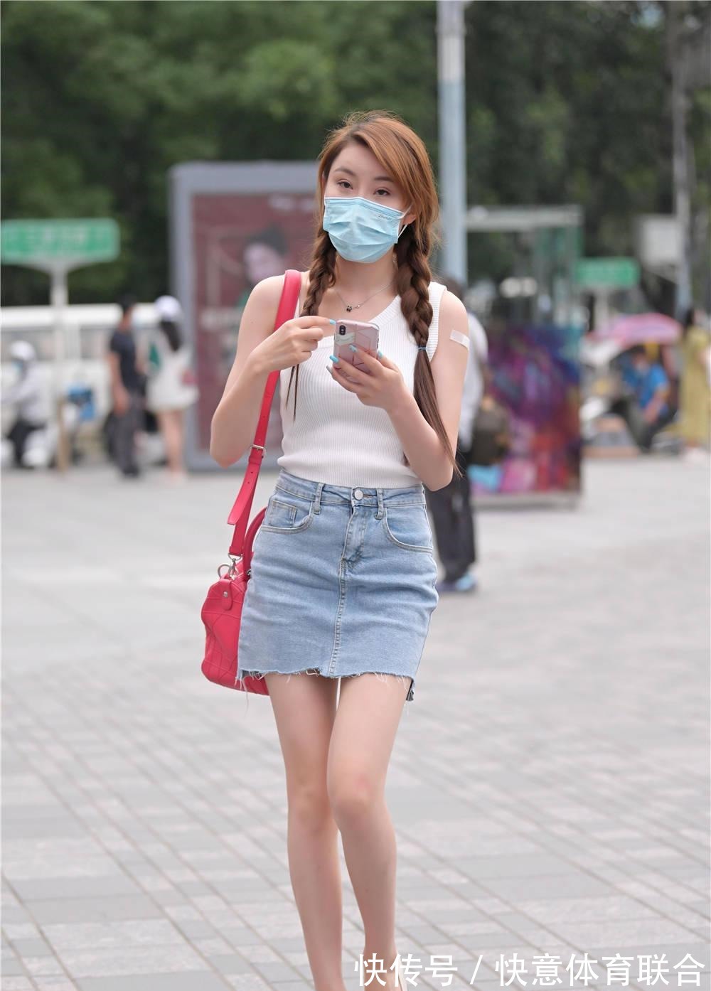 美女 牛仔短裙,夏季清凉穿搭,是很多时尚姑娘喜欢的款式!