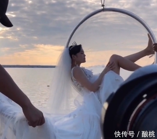 新娘|奇闻：长腿新娘拍婚纱照，旁边助理掀开裙子，成片抓拍到精彩画面