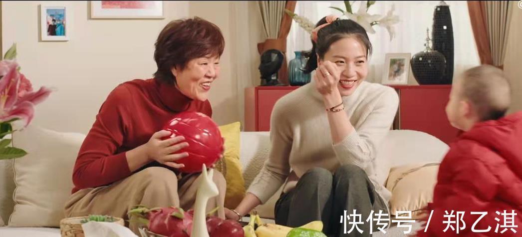 郎导|魏秋月儿子亲吻郎平!郎平拍微电影,笑得合不拢嘴,喂孙子吃草莓