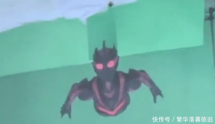 搞笑|当奥特曼去掉特效后，迪迦石像就只剩上半身，扎基飞行动作超搞笑