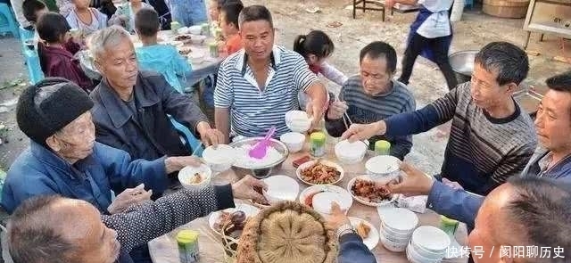 俗语“父子不同桌,叔侄不对饮”,酒桌文化有哪些讲究?