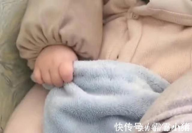 音乐|爸爸哄小宝宝睡觉,突然放音乐,宝宝反应把妈妈笑翻了