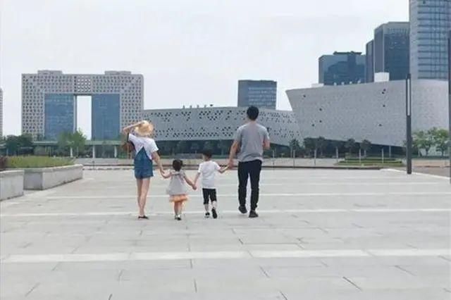 生无可恋|妹妹与哥哥相差10岁,哥哥带妹出行一脸生无可恋:比书包重多了