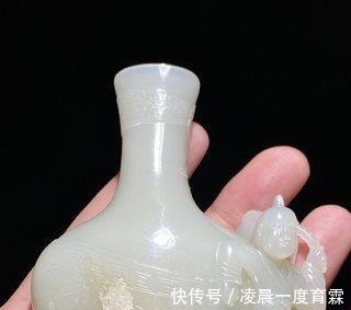 和田玉!清中期 和田玉籽料 白玉雕 持莲童子 包袱瓶