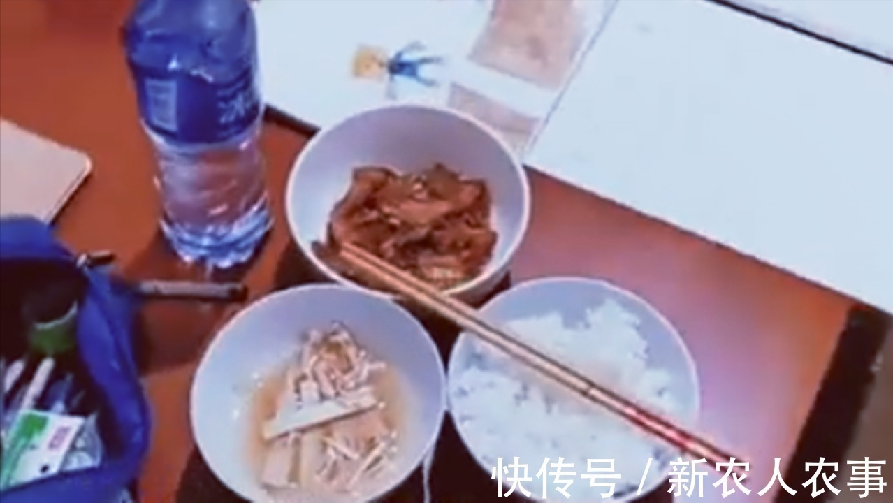 单亲爸爸|一单亲爸爸深夜下班回家,看见儿子给自己的留饭和留言,瞬间崩溃