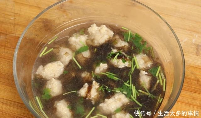 自从学会猪肉丸子这样做,我家隔三差五吃一次,比油炸还香