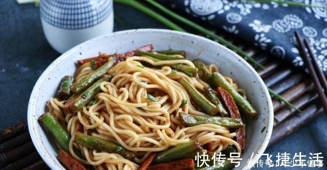 鲜香|北方焖面最好吃的做法,不加一滴水,鲜香入味,一锅吃了个精光!