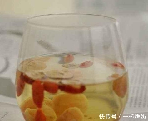 葡萄干和它泡水喝,每天睡前1杯,睡眠好了,气血足了,手脚不凉