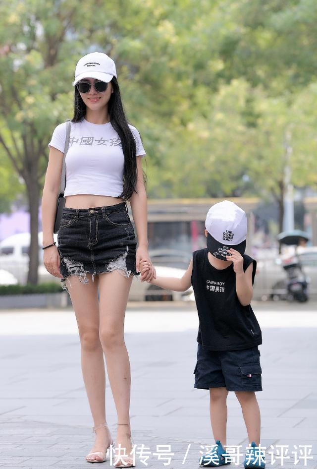 时尚“亲子装”,辣妈选择搭配“超短裙”,一点不像当妈的人!