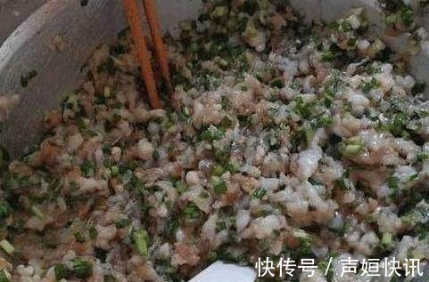 周末回农村老家,婆婆做的饺子连吃两碗,看到饺子馅一脸惊讶