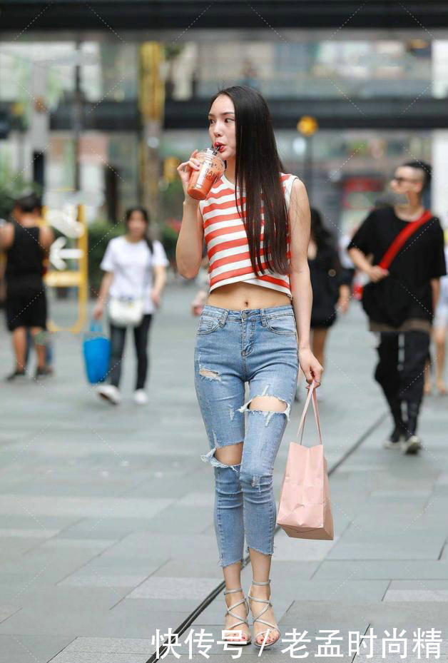 上衣|街拍：花边上衣搭配牛仔裤，让你瞬间与众不同
