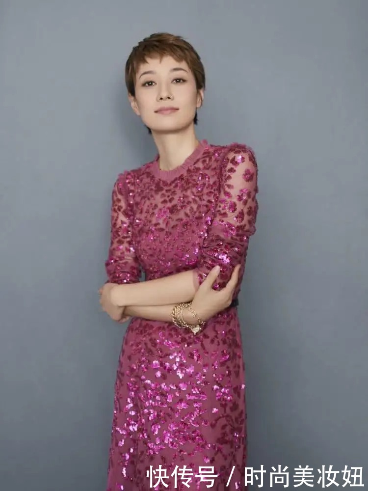 马伊琍|马伊琍穿衣品味真好,穿抹胸衣配喇叭裤比例太完美,气质好高级