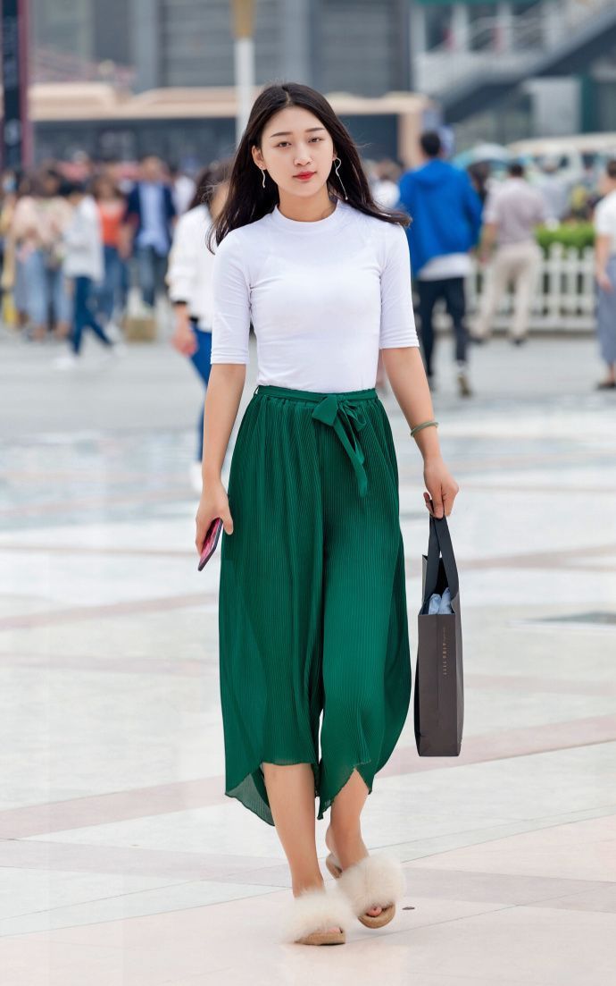 街拍：小姐姐头戴棒球帽，走在时尚的街头，看上去洒脱大气