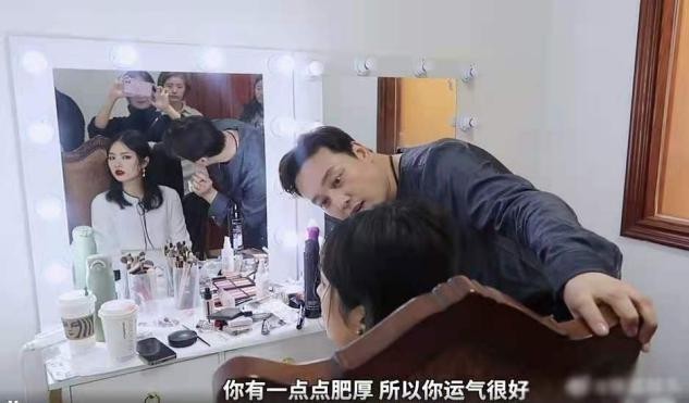 姚安娜被化妆师吐槽肥厚，化浓妆大饼脸违和，扮相成熟哪像90后